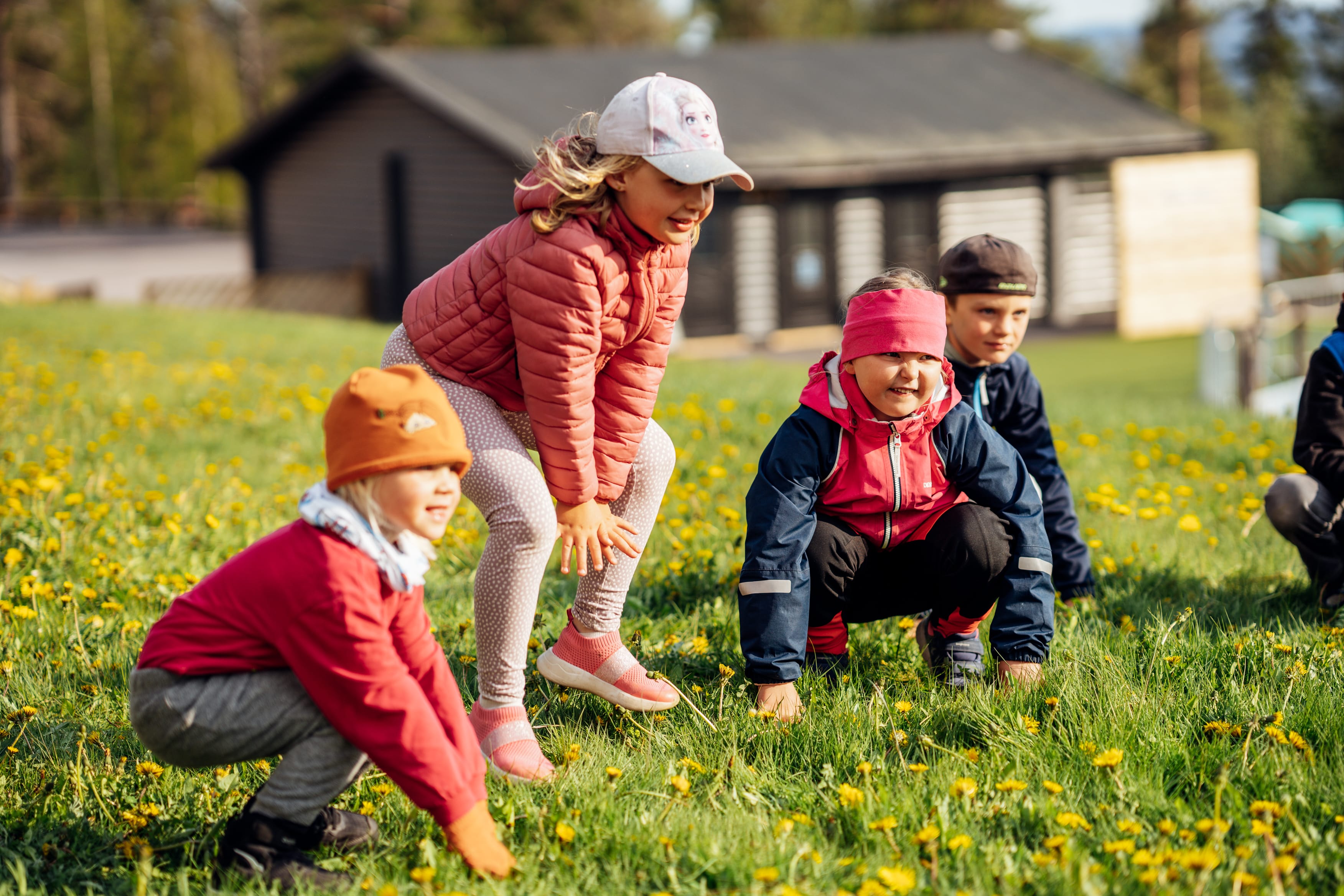 Barn som gör gymnastik i sommarmiljö.