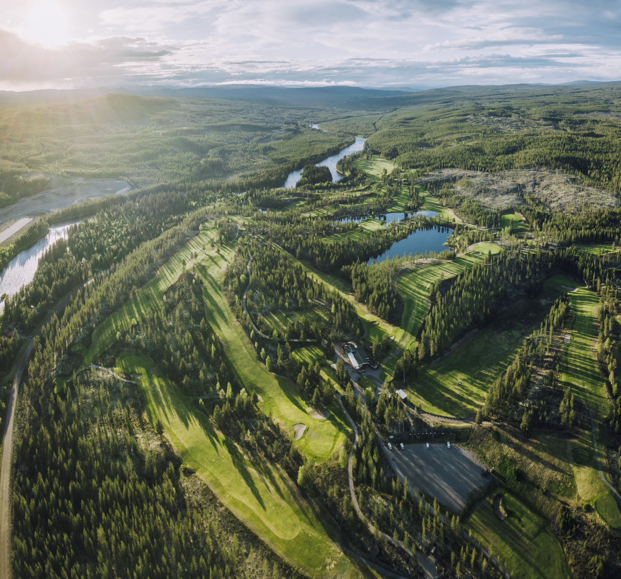 Drönarbild på golfbanan i grön sommarskrud.
