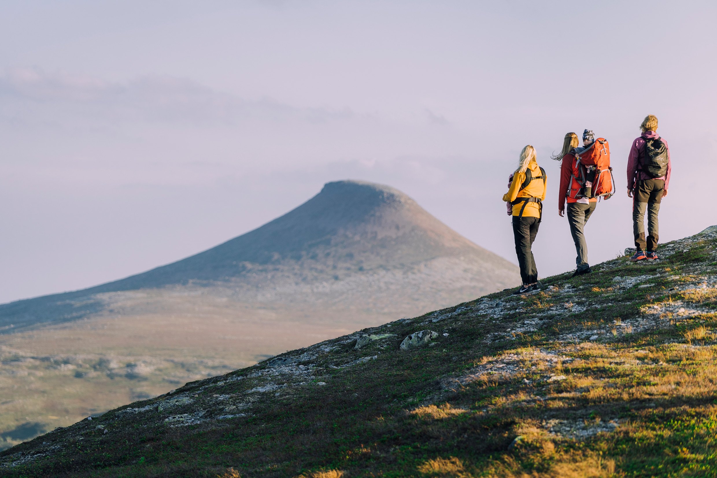 Tre personer på vandring med Städjan i bakgrunden.