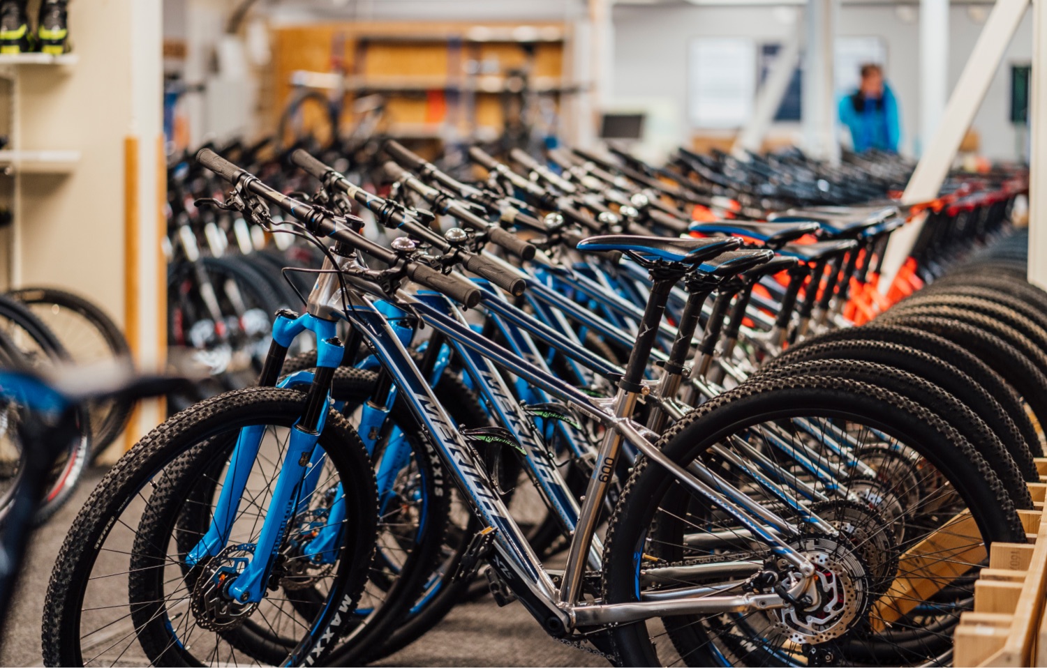 Bild på cykelytrustning i uthyrningen.