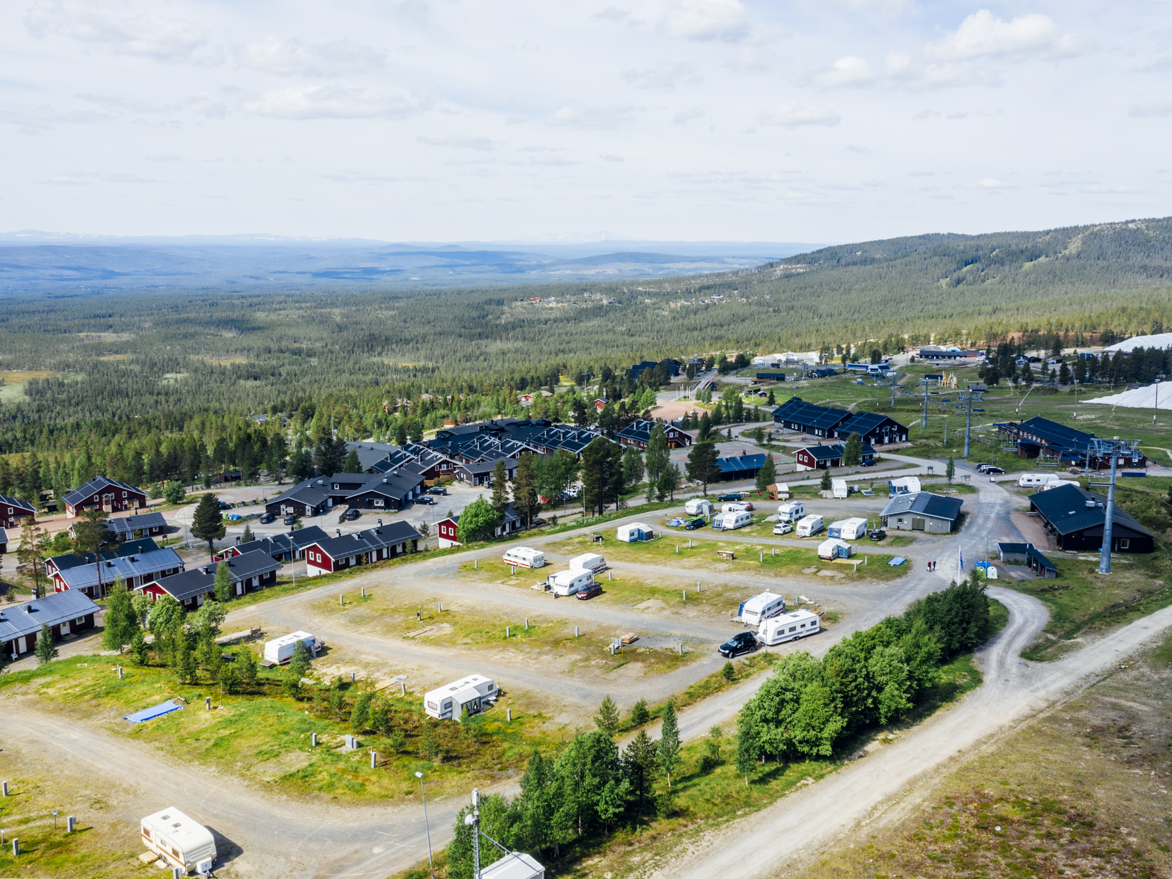 Drönarbild på Camping Renen i grön sommarskrud.