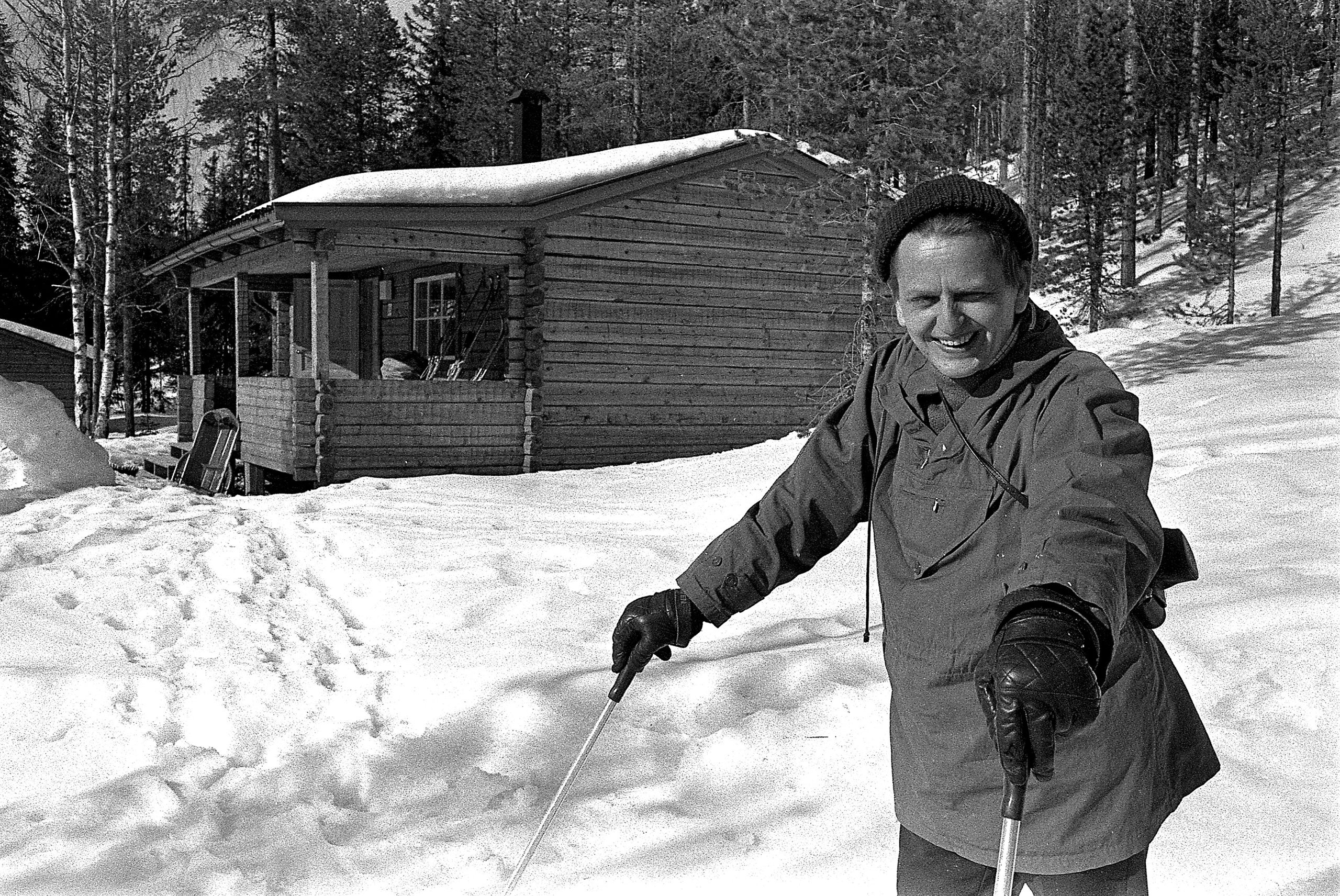Olof Palme i svart vitt på ett par skidor på Idre Fjäll.