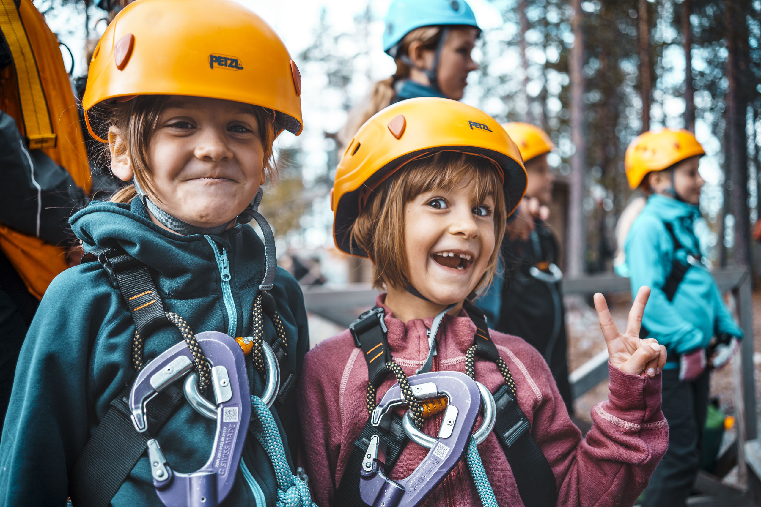 Bild på glada barn i cykelhjälmar