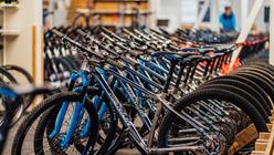 Bild på cykelytrustning i uthyrningen.