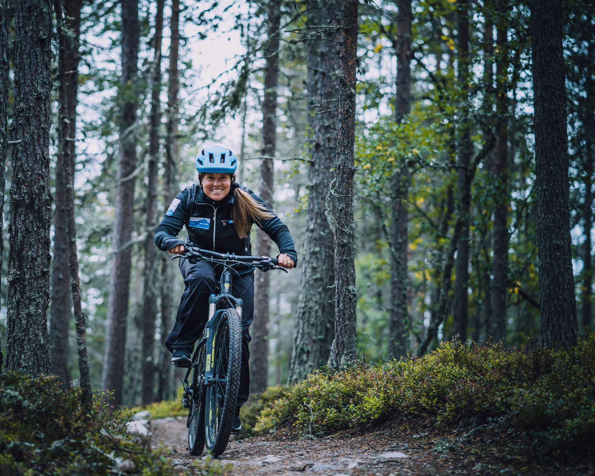 Pernilla Wiberg på cykel på cykelled.