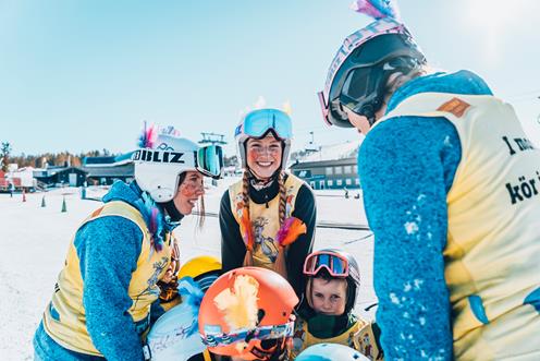 Tjej med påskfjädrar som firar påsk i fjällen Idre Fjäll