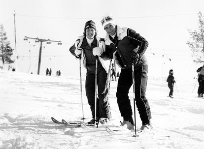 Bild på värdpar från förr i svart vitt.