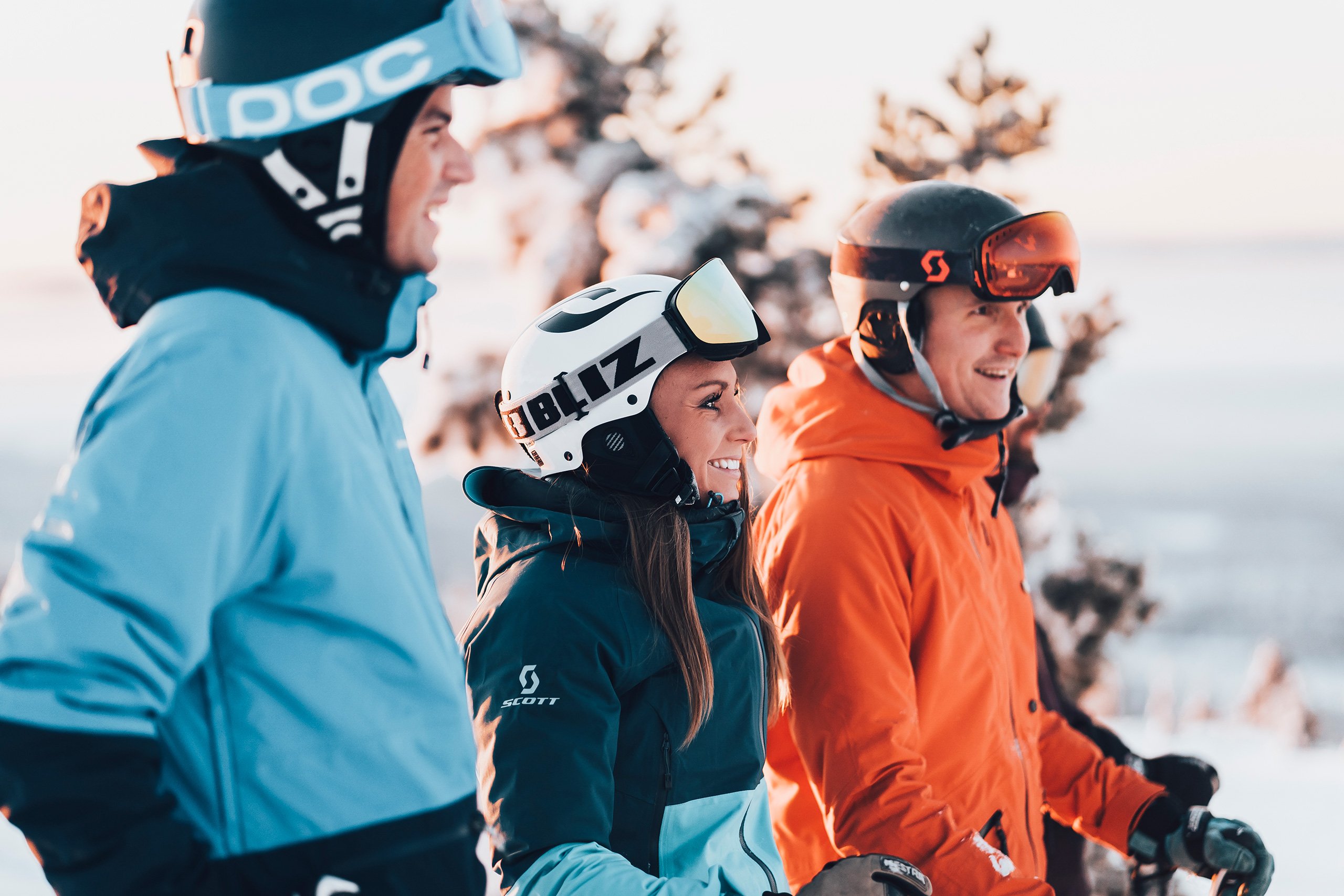 Barn och vuxna som tittar ut i skidbacken