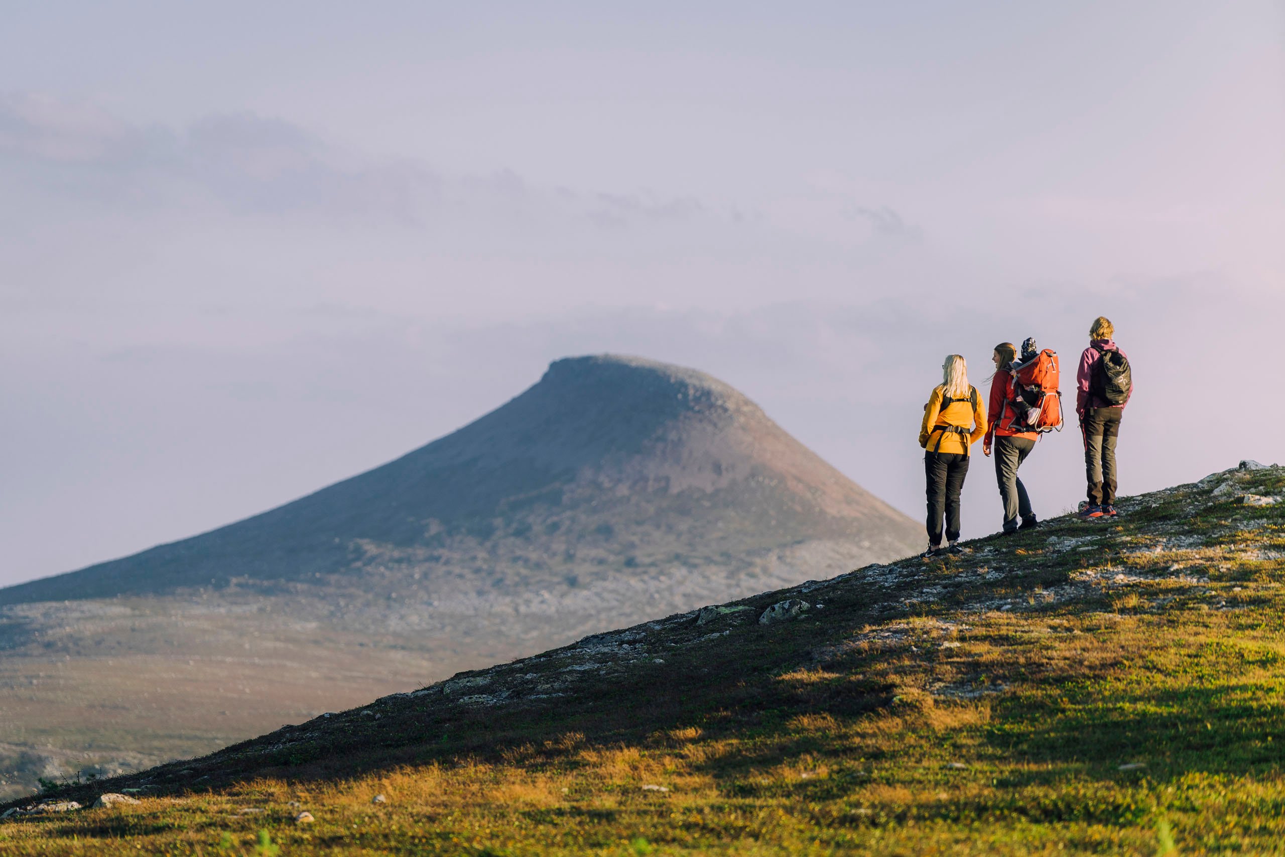 Tre personer på vandring mot Städjan
